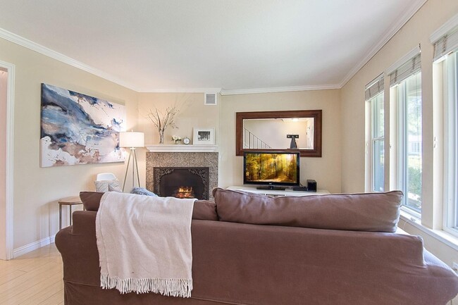 Foto del edificio - Desirable Villa de Los Gatos Townhome  w/ ...