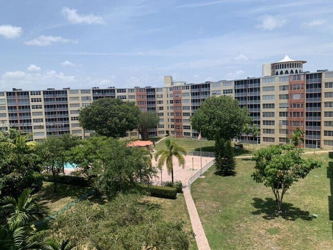 Foto del edificio - 1750 NE 191st St