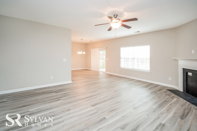 Building Photo - This gorgeous 5-bedroom, 3.5-bath home is ...
