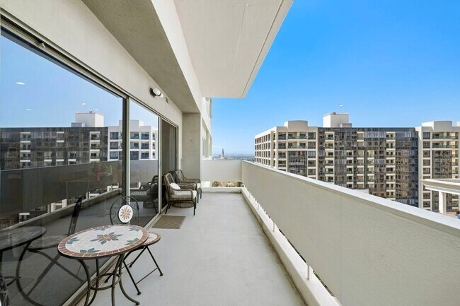 Foto del edificio - Spacious 1BD/2BA Condo with Stunning Views...