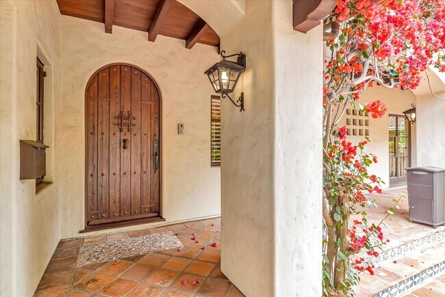 Foto del edificio - Fabulous 4BR, 3.5BA Palo Alto Spanish Estate