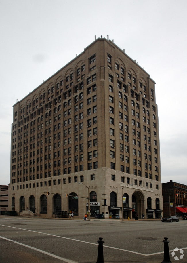 Building Photo - Palace Center
