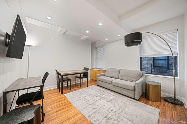 Building Photo - 150 W 51st St