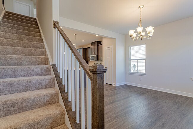 Building Photo - Townhome Convenient to Shops and Restauran...
