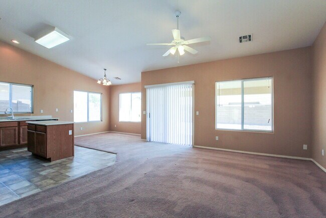 Foto del edificio - 6625 W Gross Ave