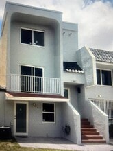 Building Photo - 984 W 40th St