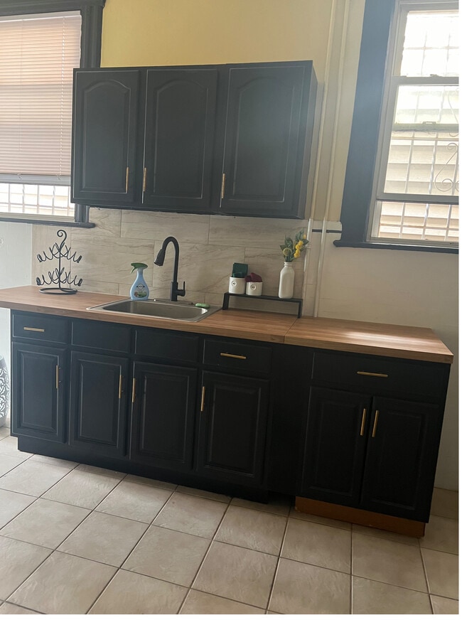 Kitchen - 283 Clifton Ave