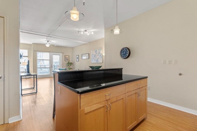 Building Photo - Piazza Condo - Fully Furnished 2bd/2ba - S...