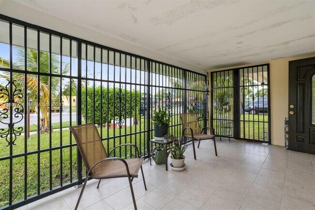 Foto del edificio - 18930 NW 14th Ave