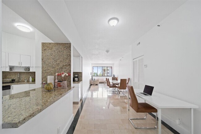 Foto del edificio - 8816 Collins Ave