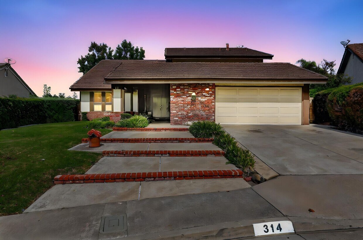 Foto principal - 5BR; 3BA Pool Home with Stunning Views in ...