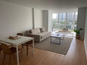 Building Photo - 800 Parkview Dr