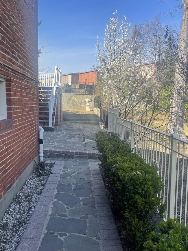 Building Photo - 6308 Joslyn Pl