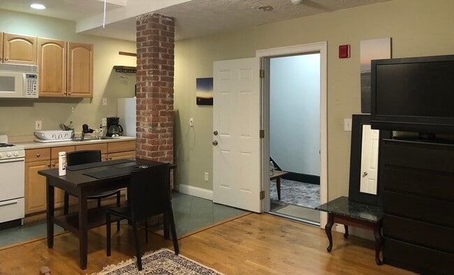 Building Photo - 318 Tappan St