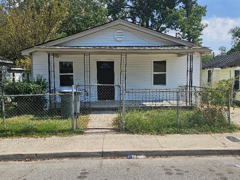 Primary Photo - 2420 Elmwood Ave