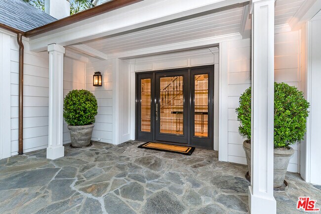 Foto del edificio - 1440 Stone Canyon Rd