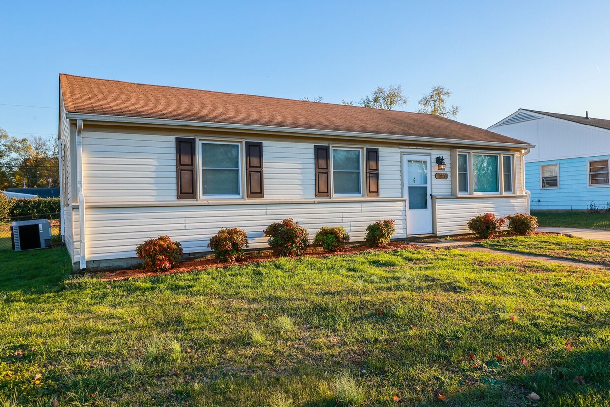 Primary Photo - 3 Bedroom 1 bath Ranch with large fenced y...