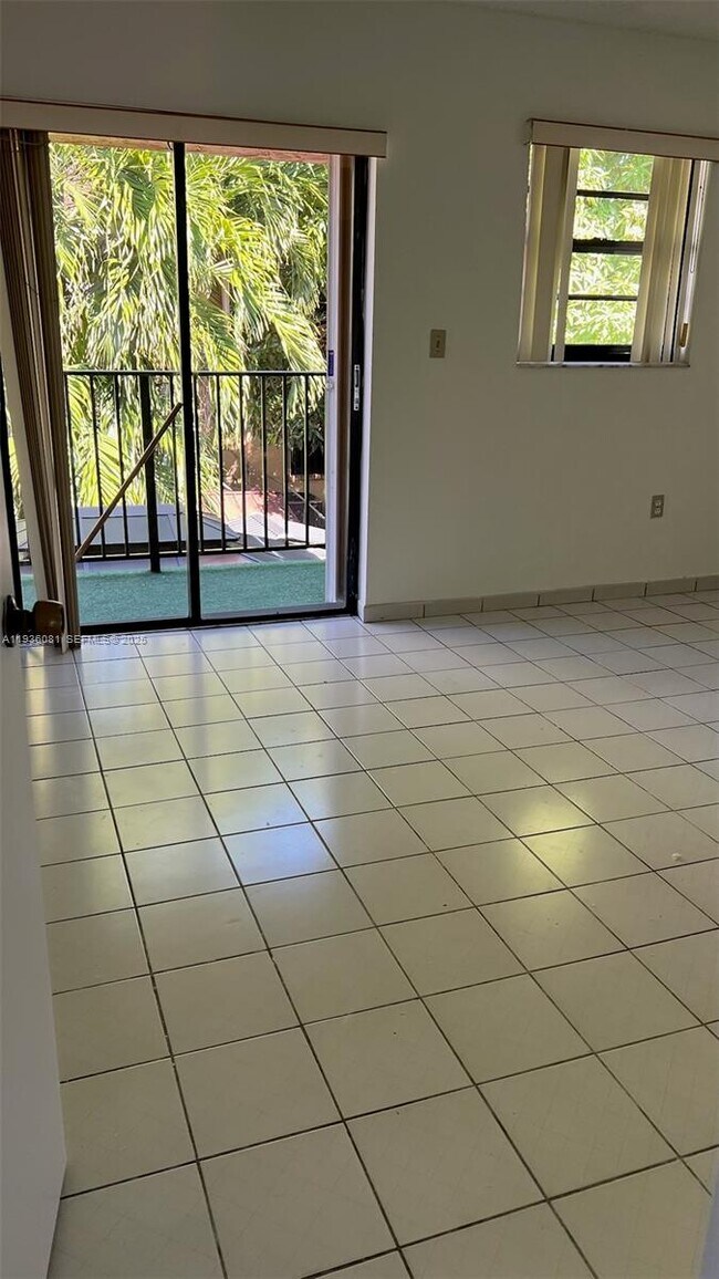 Foto del edificio - 1745 W 58th St