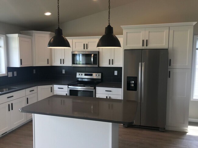 Foto del edificio - 4 Bed 2 Bath Single Family Home