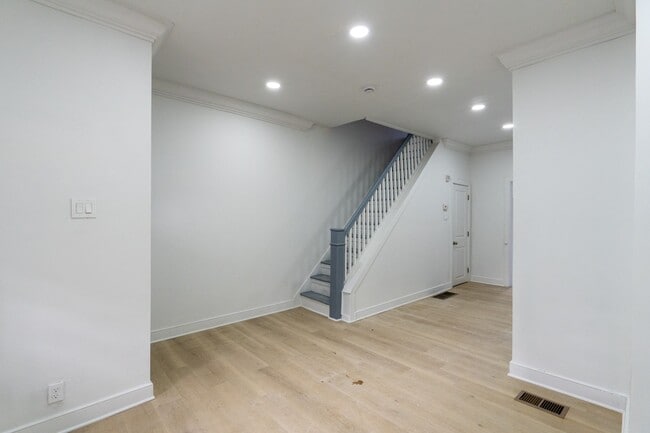 Building Photo - Newly rehabbed 3 bedroom 1.5 bath unit