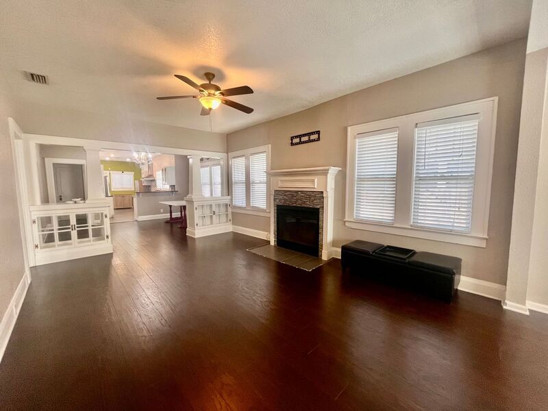 Primary Photo - 207 W Chelsea St