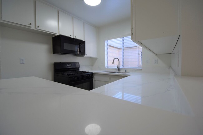 Building Photo - 21350 Parthenia St