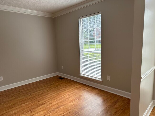 Foto del edificio - 586 Oak Brook Dr