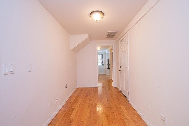 Building Photo - 2126 30th Ave