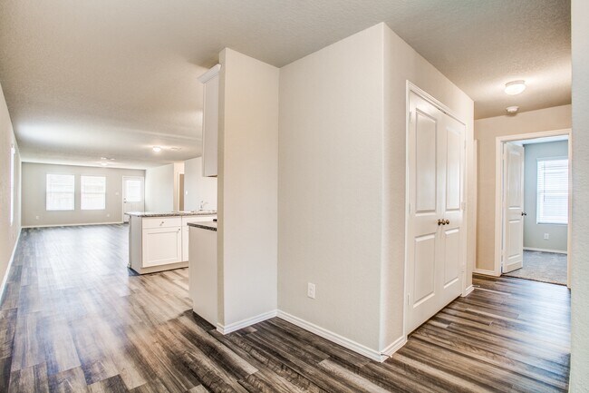 Foto del edificio - 4 Bed | 2 Bath Open-Concept Home with Resort-Style Amenities & Modern Upgrades