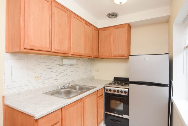 Building Photo - 3825 N Pine Grove Ave