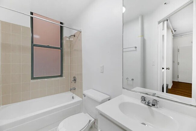 Foto del edificio - 239 W 63rd St