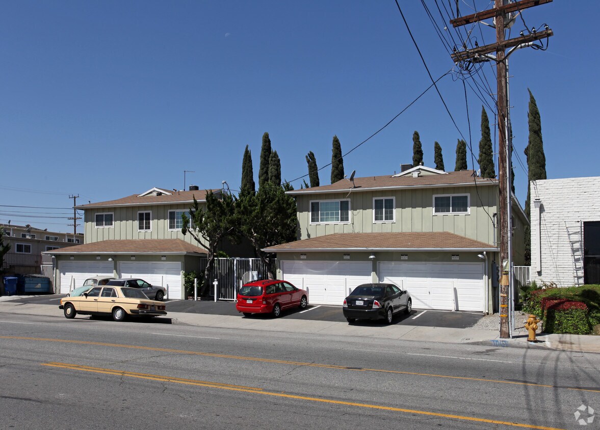 Primary Photo - 6823-6827 Hayvenhurst Ave