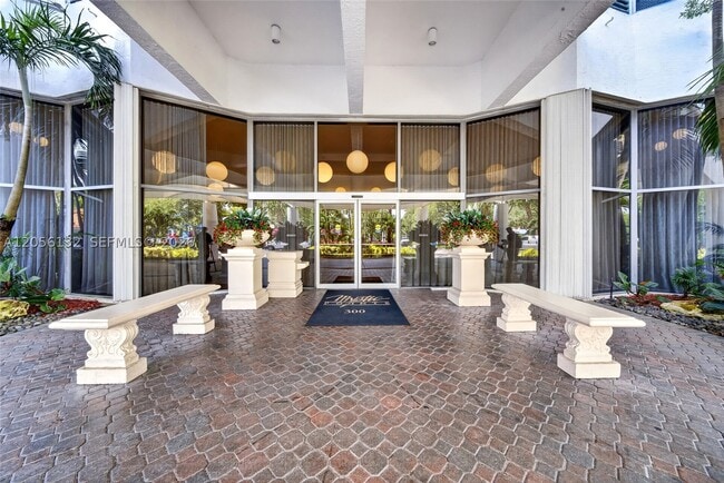 Building Photo - 3600 Mystic Pointe Dr
