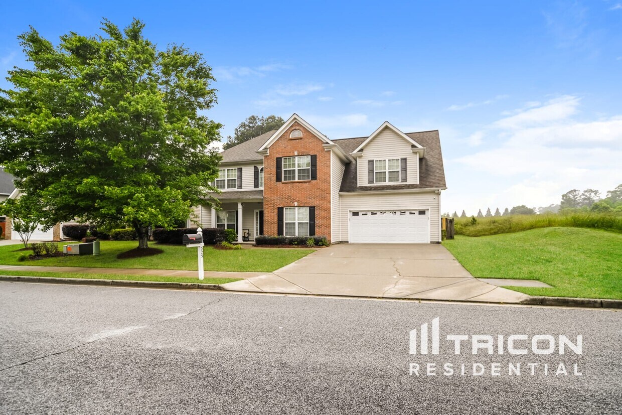 Foto principal - 325 Millbrook Village Dr
