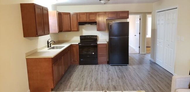 Foto del edificio - Settle in and cozy up in this comfortable lower-level two-bedroom apartment.