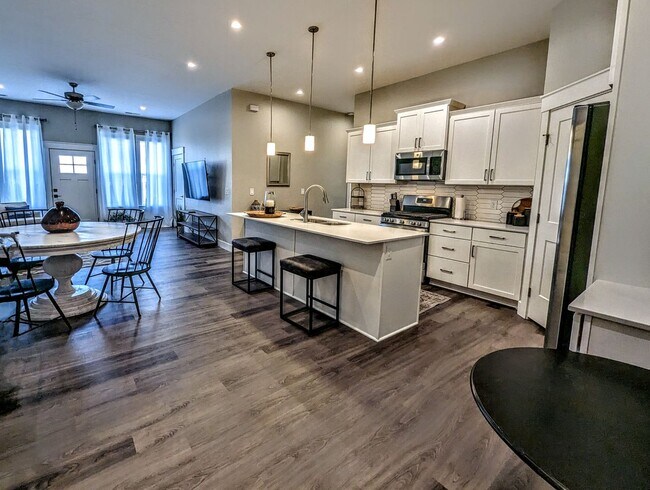 Building Photo - BRAND NEW Star Townhome!