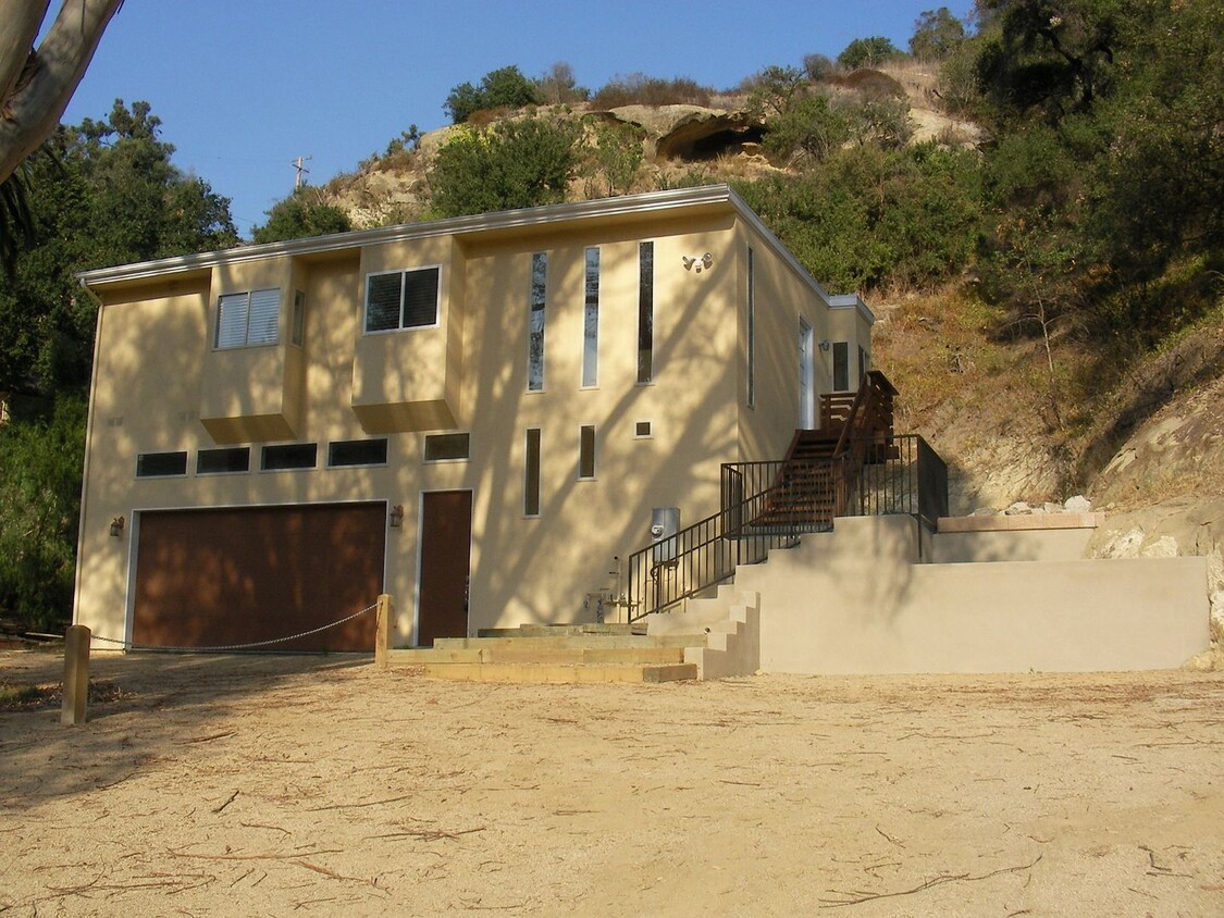 Foto principal - Live/work space in Laguna Canyon - For Lease