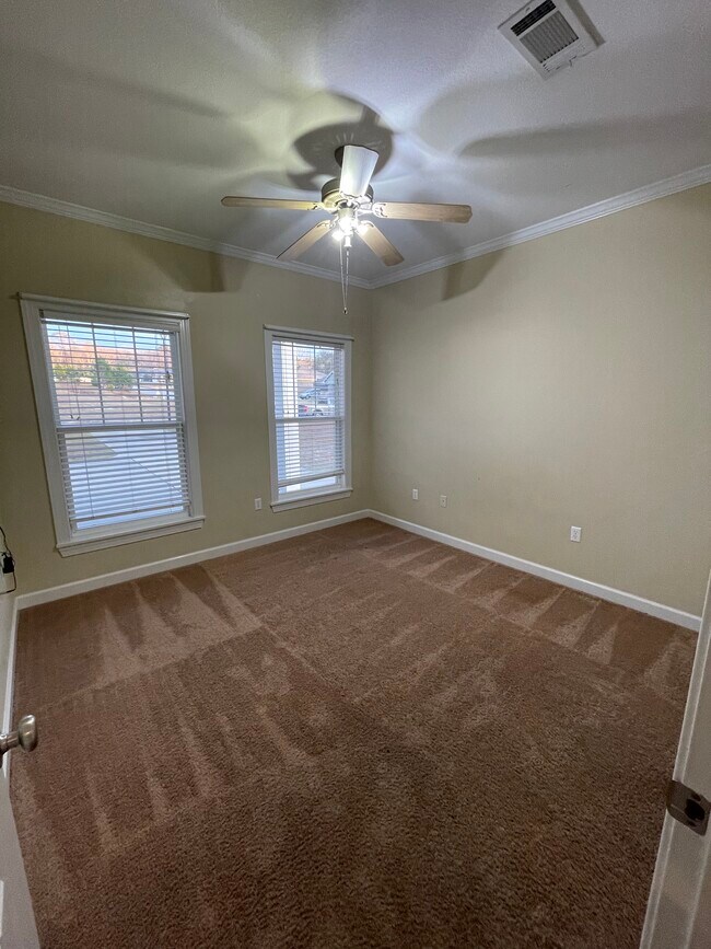 Foto del edificio - 749 Pine Ave