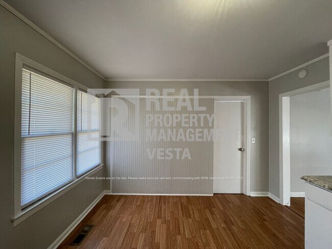 Building Photo - Stunning Three Bedroom Home in Convenient ...