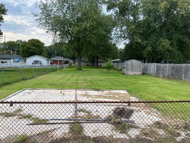 Huge fence in backyard, to enjoy tossing a ball or playing frisbee. - 329 W River St