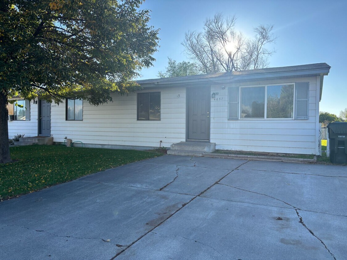 Primary Photo - 4035-4037 Amber Ln