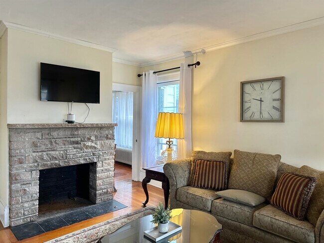 Foto del edificio - 72 Pawling Ave