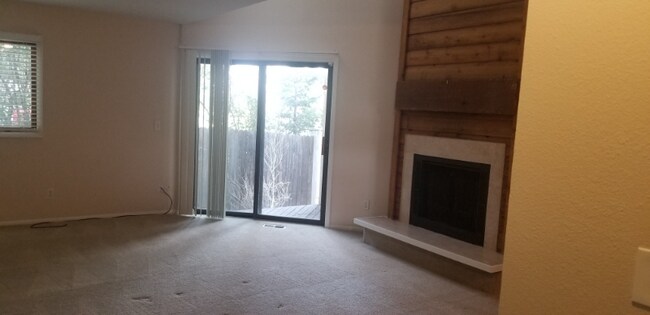 Foto del edificio - 866 Pebblewood Dr