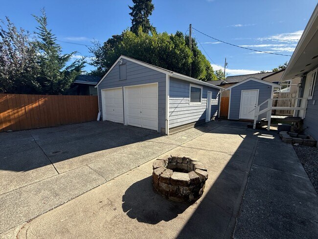 Building Photo - UPDATED 1 STORY 4 BED 2 BATH 2 CAR GARAGE ...