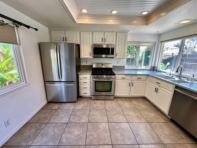 Building Photo - Beautiful and Spacious 4 bedroom, 3 bath h...