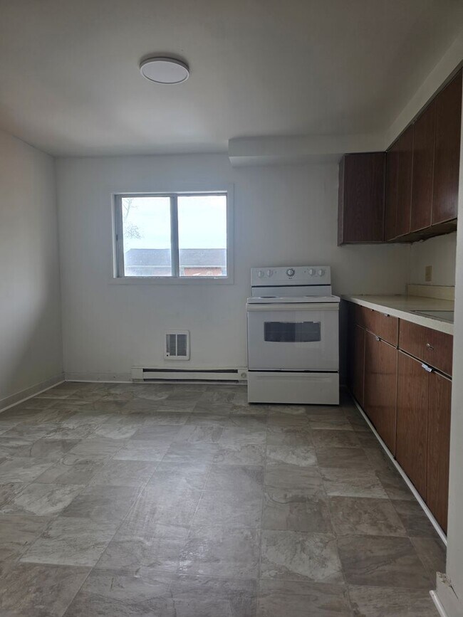 Foto del edificio - 2-bedroom upper