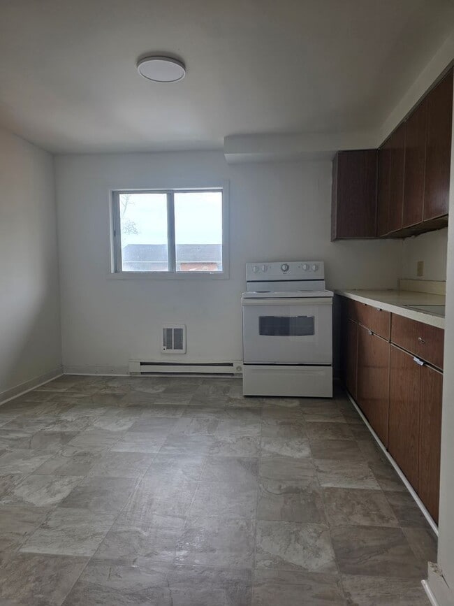 Building Photo - 2-bedroom upper