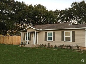 Building Photo - 402 Emmett St
