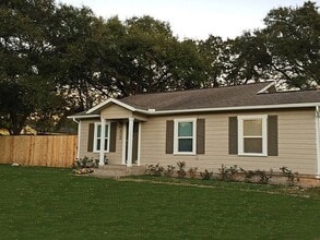 Building Photo - AUG 2026 MOVE IN! UPDATED 2/2 HOUSE IN BRYAN