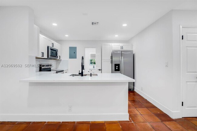 Building Photo - 850 SW 12th Pl